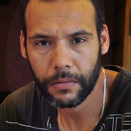 Tarik Rmili 飾演 Mugako Polizia