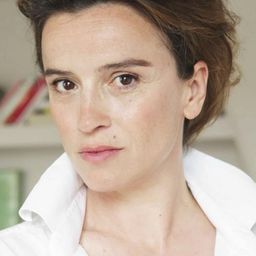 阿嘉特·德拉布雷依 飾演 Emilie