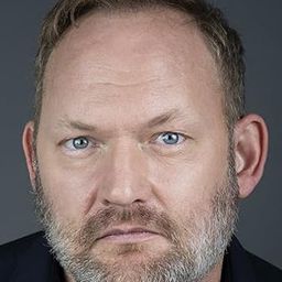 Robin Wilcock 飾演 Evans