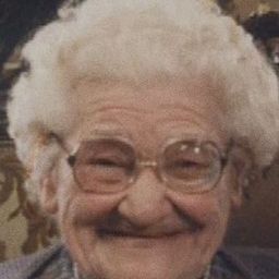 Marthe Jarnies 飾演 Old Aunt Lydie