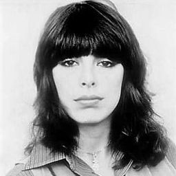 Nadia Cassini 飾演 Rita