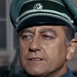 Gilbert Green 飾演 Louis Antoine