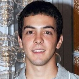 Adrián Marín 飾演 Raúl