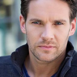 Joseph Gray 飾演 Dan Waters