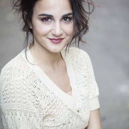 Nila Prisco - 奔馳之心演員 飾演Clara