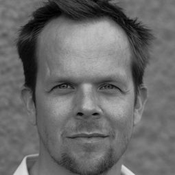 Daniel Larsson 飾演 Björkman