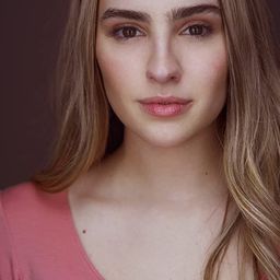 Emma Elle Paterson 飾演 Mitchy