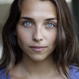 Erin Armstrong 飾演 Emma