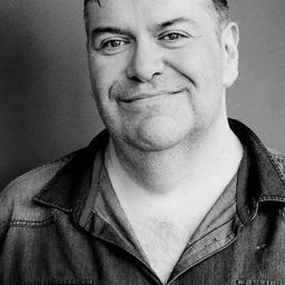 Tom Urie 飾演 Self - Martin