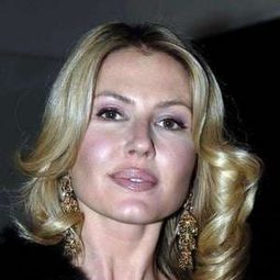 Nathalie Caldonazzo 飾演 Elisa de Valory