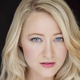 Siobhan Hewlett 飾演 Mina's Mother