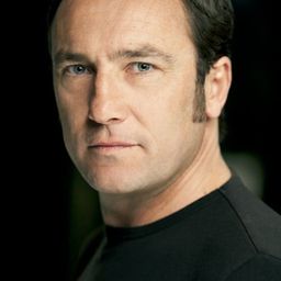 Mikel Tello 飾演 Neurólogo