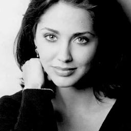 Bobbie Phillips 飾演 Waitress