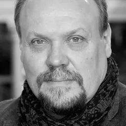 Hannu-Pekka Björkman 飾演 Cabinet Minister Tanner