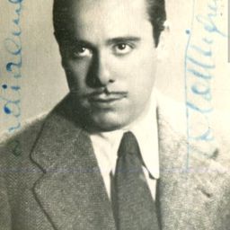 Totò Mignone 飾演 Toto