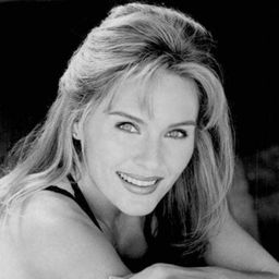 Lee Anne Beaman 飾演 Rebecca