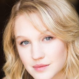 Hope Lauren 飾演 Emma