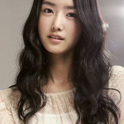 Jung Joo-yeon 飾演 Ching-ching (칭칭)