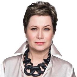 Mónica Dionne 飾演 