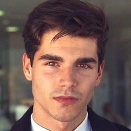 艾瓦羅·梅爾 飾演 