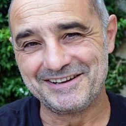 Éric Fraticelli 飾演 Lieutenant Lorenzi