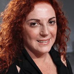 德莉雅·阿拉博拉 飾演 Aysel