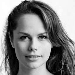 Hafdís Helga Helgadóttir 飾演 Björk