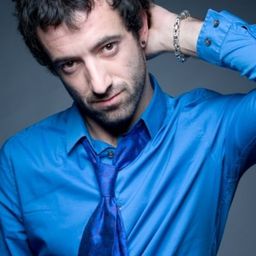 Ina Juaristi 飾演 Médico Militar