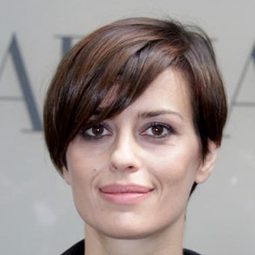 克勞蒂亞·潘朵菲 飾演 Tesla