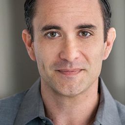 Ricky Wayne 飾演 Detective Frazer