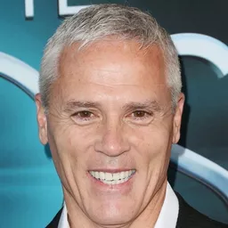 Phil Austin 飾演 Vice President Charlie Rodriguez