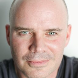 Peter Jessop 飾演 Narrator