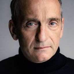 Jürgen Hartmann 飾演 Arzt