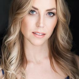 Morgan Lindsay Lane 飾演 Joan