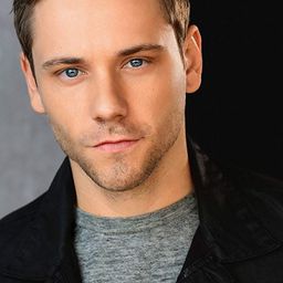 James Austin Kerr 飾演 Oliver