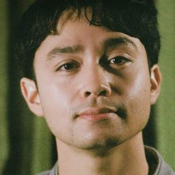 Jordan Mendoza 飾演 Crispin