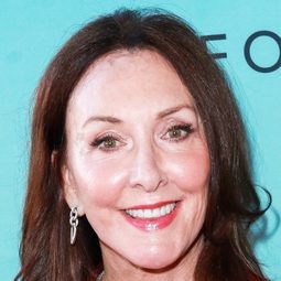 崔絲·麥妮利 - 馴龍寶典演員 飾演Bork's Wife (voice)