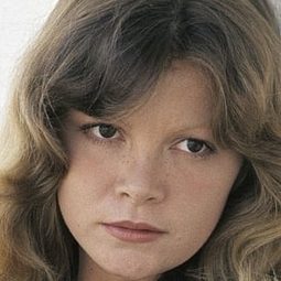 Susanne Benton 飾演 Nina