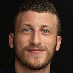 Omer Perelman Striks 飾演 Erez