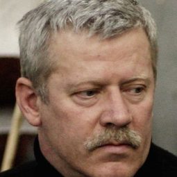 Andrzej Franczyk 飾演 Bank Manager