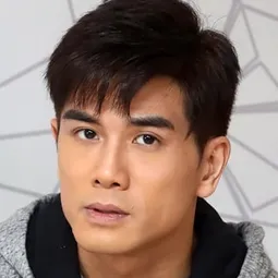 伍允龍  飾演 Wai Man