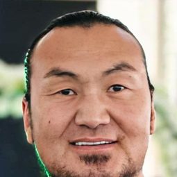 Ganzorig Tsetsgee 飾演 Ze's Father