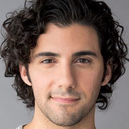 諾拉·詹姆斯 飾演 Andrew