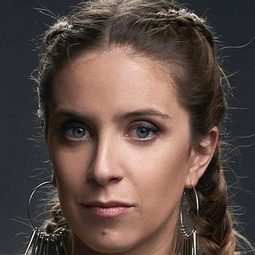 艾莉森·曼德爾 - Mujeres arriba演員 飾演Consuelo