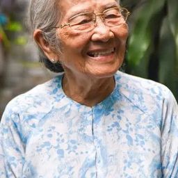 Phi Điểu 飾演 The Old Lady