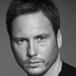 Matt Devere - 馳騁心扉演員 飾演Frank