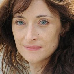 Delphine Sérina 飾演 Zoé, nurse