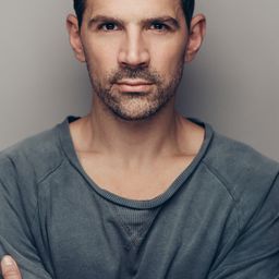 Kenneth M. Christensen 飾演 Simon