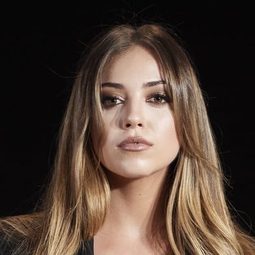 Ana Mena 飾演 Bea
