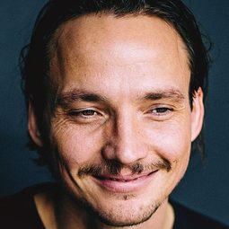 Ralph Kretschmar 飾演 Tim